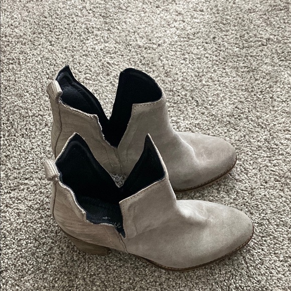 Women's Gray Ankle Boots - Picture 4 of 4